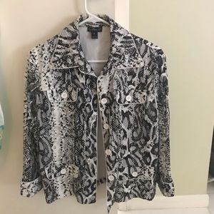 Final -firm summer light weight Lacy great black & white jacket.LIKE NEW- WOW!